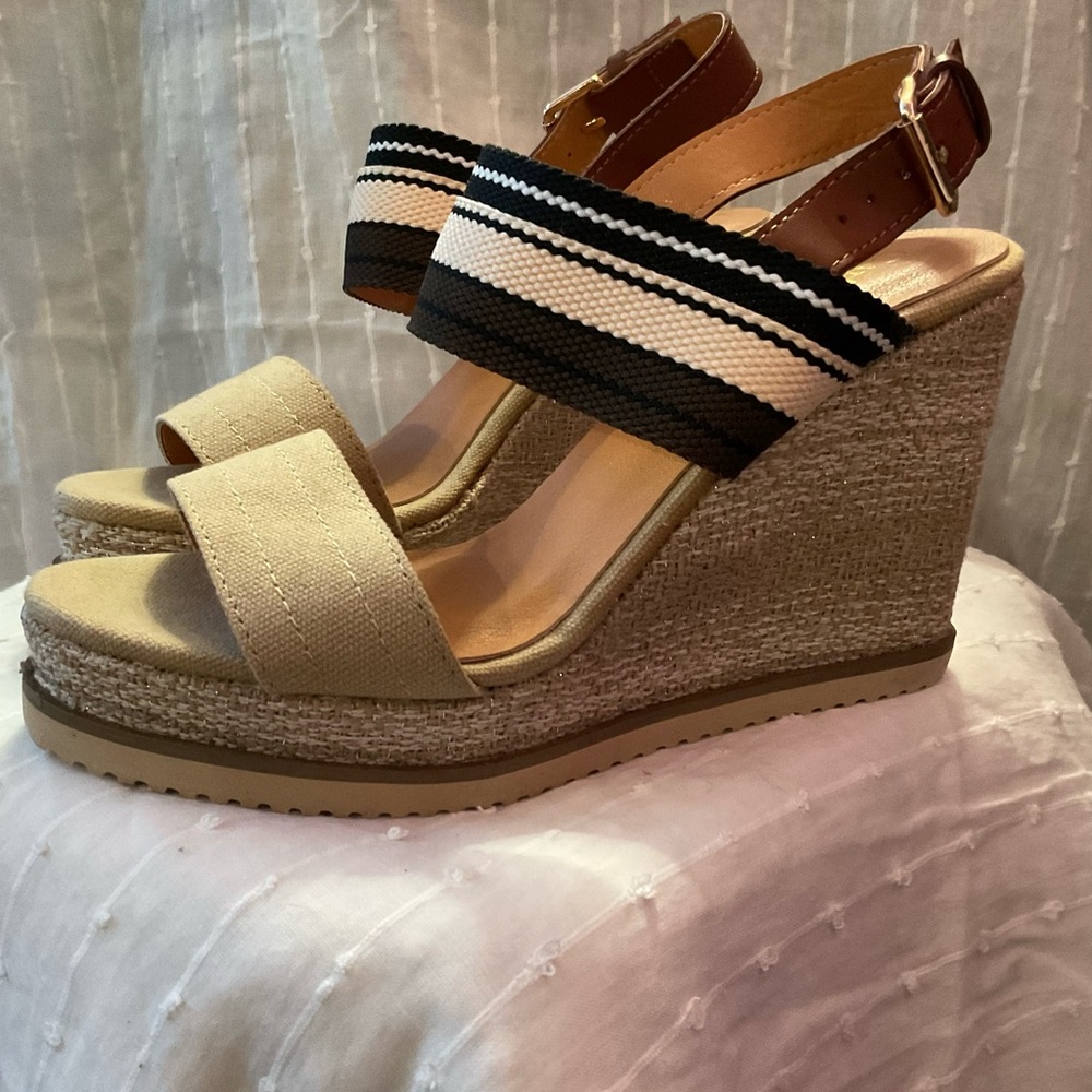 Catherine Malandrino Tan Brown & Black Wedge Sandals
